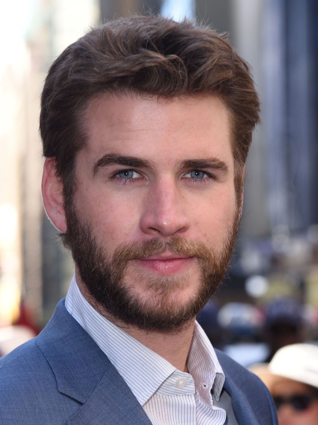 How tall is Liam Hemsworth?